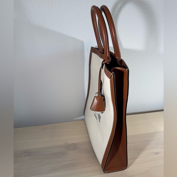 Celine
Vertical Cabas Tote Canvas with Leather - Picture 9 of 11